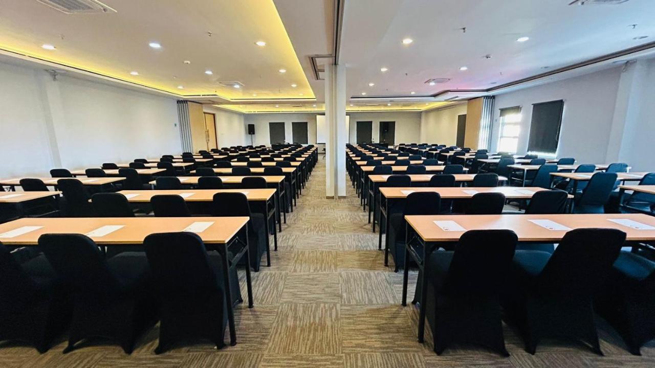 Front One Hotel Pasir Koja Bandung Exterior foto
