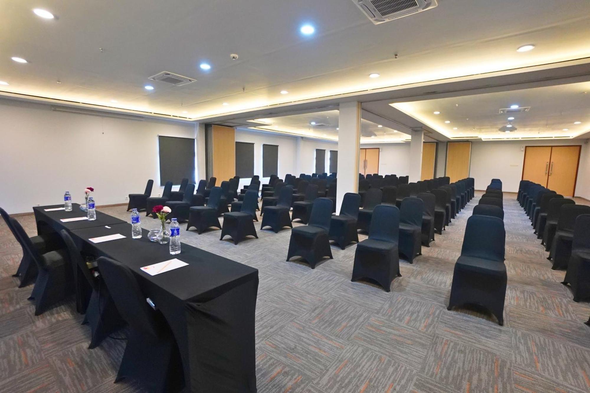 Front One Hotel Pasir Koja Bandung Exterior foto
