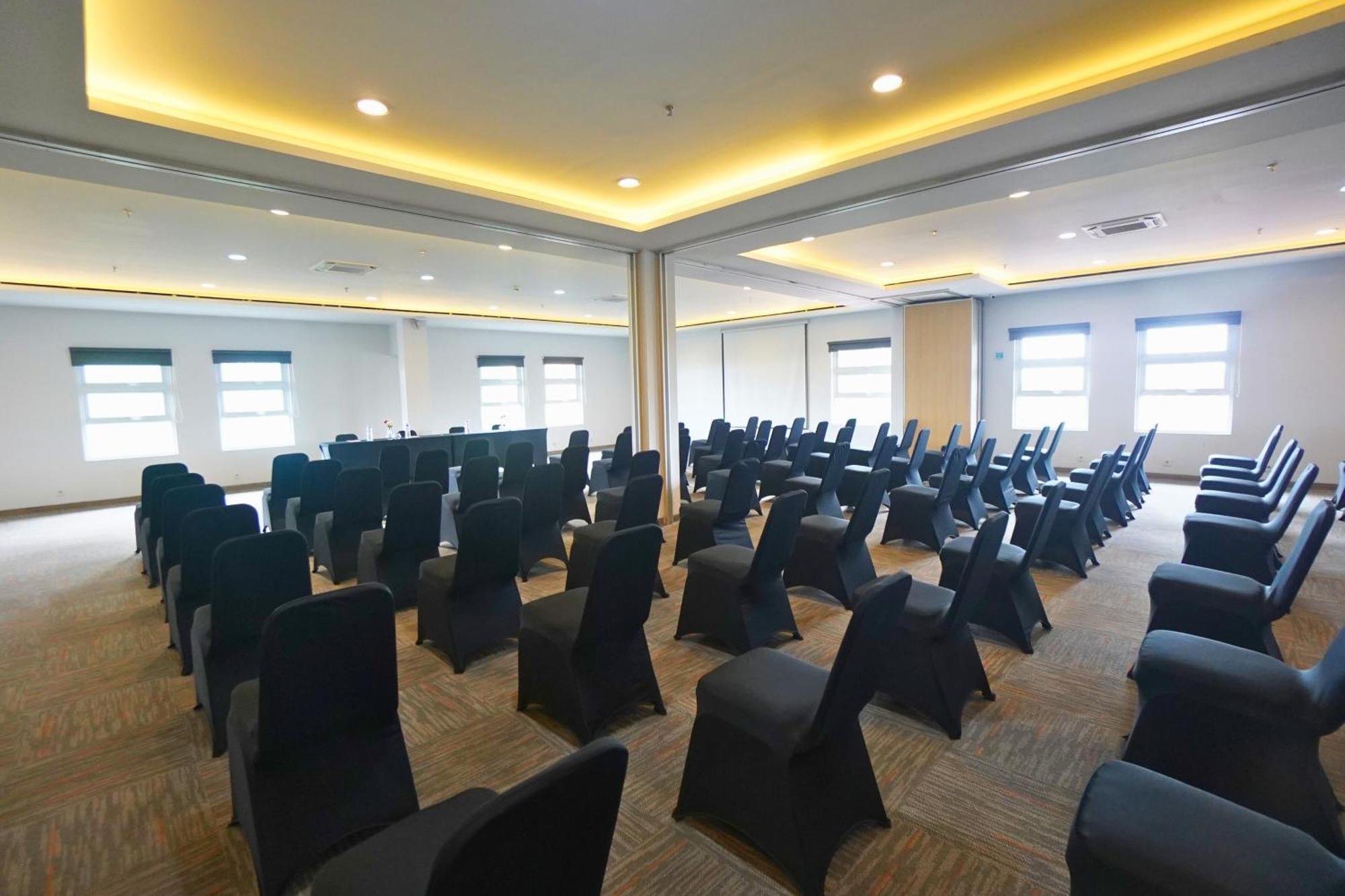 Front One Hotel Pasir Koja Bandung Exterior foto